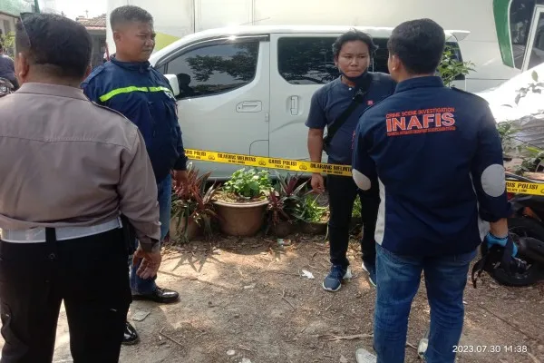 Pengamen temukan bayi laki-laki di dalam kantong plastik di Depok. Foto: Ist.