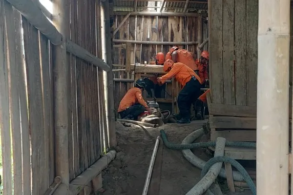 8 Penambang asal Kabupaten Bogor masih terjebak di lokasi tambang emas ilegal di Desa Pancurendang, Kabupaten Banyumas, Jawa Tengah. Foto: Ist.