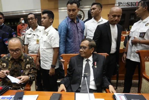 Mahfud MD rapat dengar pendapat dengan Komisi III DPR. Foto: Poskota/Rizal Siregar.