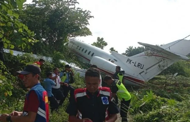 Pesawat Hawker 900XP alami kecelakaan di Bandara Maleo. Foto: Twitter.