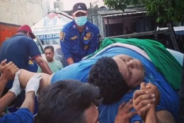 Pria 300 kg di Tangerang dievakuasi. Foto: Youtube.