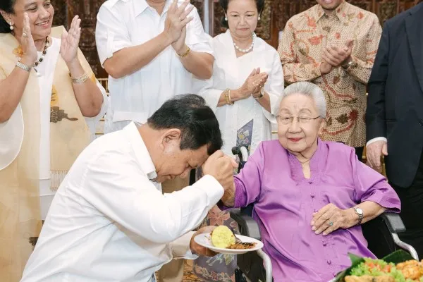 Prabowo saat sungkem ke Sukartini Silitonga Djojohadikusumo. Foto: Dok Sukartini.