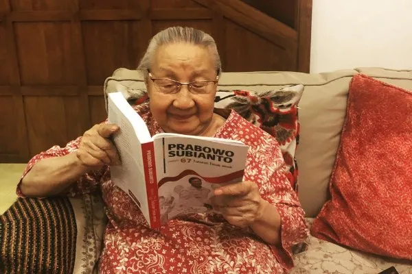 Sukartini Djojohadikusumo membaca buku Prabowo Subianto. Foto: Dok Mitra Vinda.