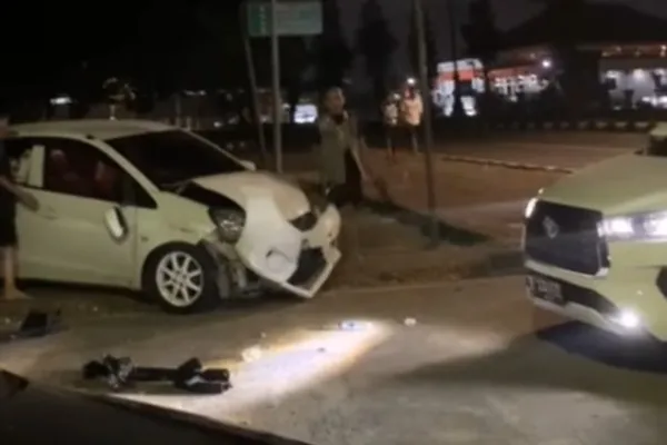 Seorang pemuda tabrakan mobil teman-temannya di Pakansari Bogor. Foto: Ist.