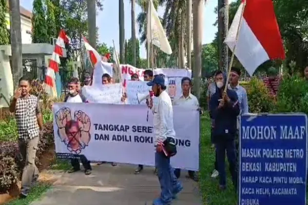 Demo tangkap Rocky Gerung digelar di depan Polres Metro Bekasi. Foto: Ist.