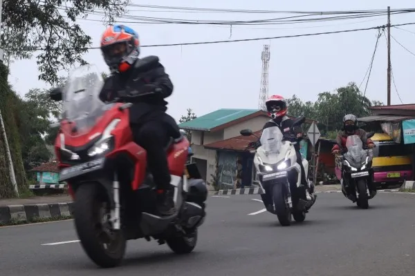 Touring Wahana Honda sekaligus kampanyekan keselamatan berkendara. Foto: Dok Wahana.