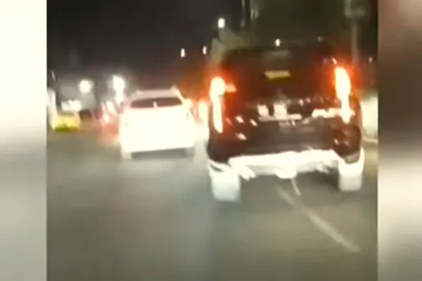Aksi mobil Pajero ugal-ugalan di jalanan Makassar. Foto: Ist.