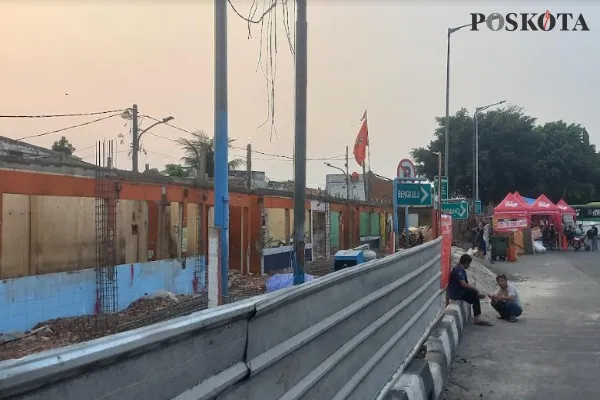 Loket bus AKAP Jawa-Sumatera di Terminal Kalideres diperbaiki. Foto: Poskota/Pandi.