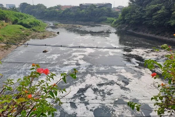 Kali Bekasi hitam tercemar limbah. Foto: Ist.