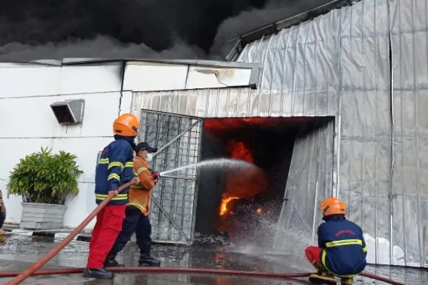 Bangunan pabrik PT. Frina  Lestari Nusantara yang berlokasi di Kawasan Greenland Internasional Industrial Center Blok AF no.1, Nagasari, kebakaran. Foto: Ist.