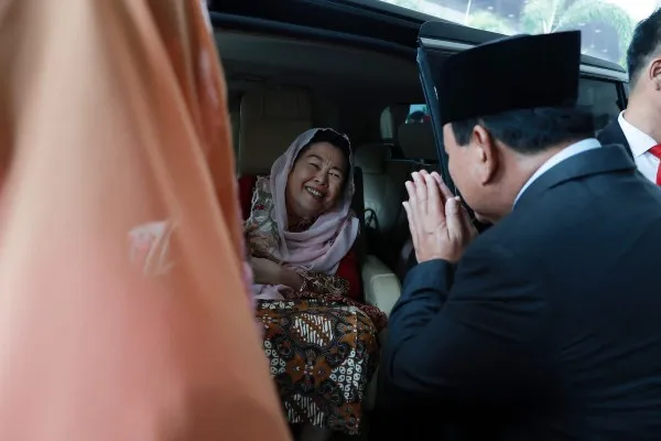 Prabowo bertemu dan salami istri Gus Dur. Foto: Ist.