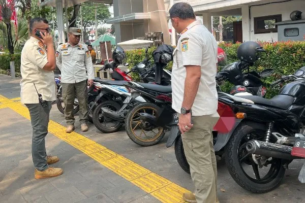 Satpol PP tindak belasan motor parkir sembarangan di lingkungan Balaikota DKI Jakarta. Foto: Ist.