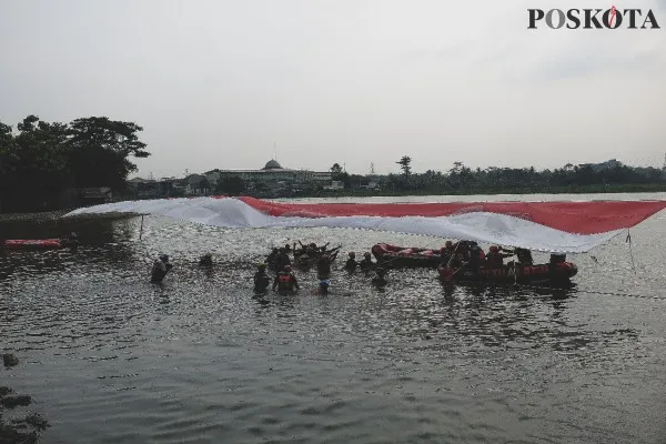 Pengibaran bendera merah putih di Setu Gunung Putri Bogor. Foto: Poskota/Panca Aji.