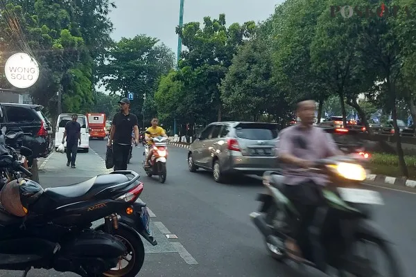 Pasca aksi Youtuber cegat motor viral, lokasi tersebut kini kembali ramai pelanggar lalu lintas. Foto: Poskota/Angga.