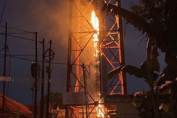 Kebakaran tower seluler di Kampung Pasir Babakan, Lebak, Banten. Foto: Ist.