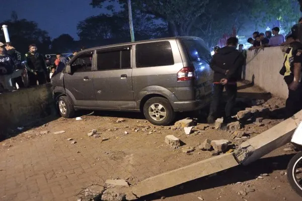 Mobil APV kecelakaan di Taman Pedurenan Bekasi. Foto: Ist.