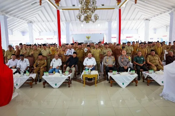 Ketua DPD RI LaNyalla Mattalitti saat mendengar aspirasi para kepala desa di Pasuruan. Foto: Ist.