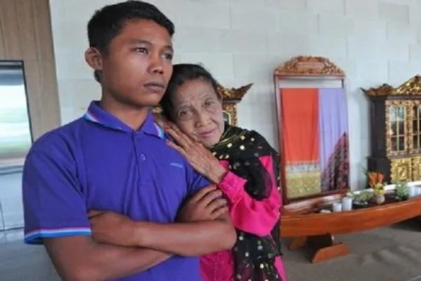 Slamet sedih usai Nenek Rohaya meninggal dunia. Foto: Instagram.