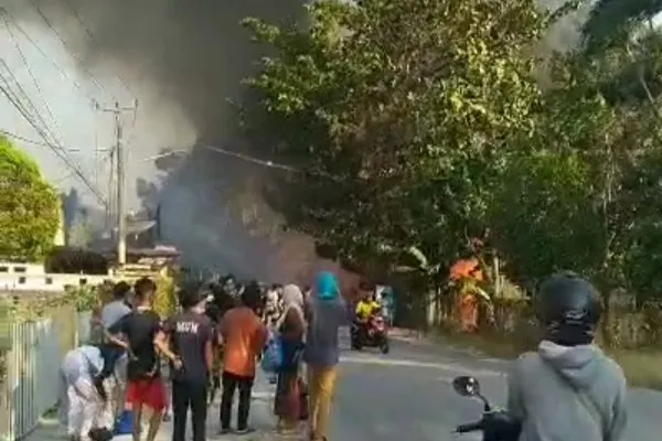 Kebakaran vila di kawasan wisata Pantai Carita, Pandeglang. Foto: Ist.