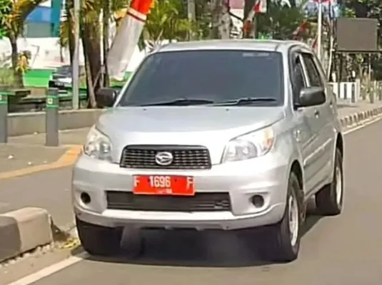 Mobil dinas pelat merah lawan arah di Jalan Tegar Beriman Bogor viral. Foto: Ist.