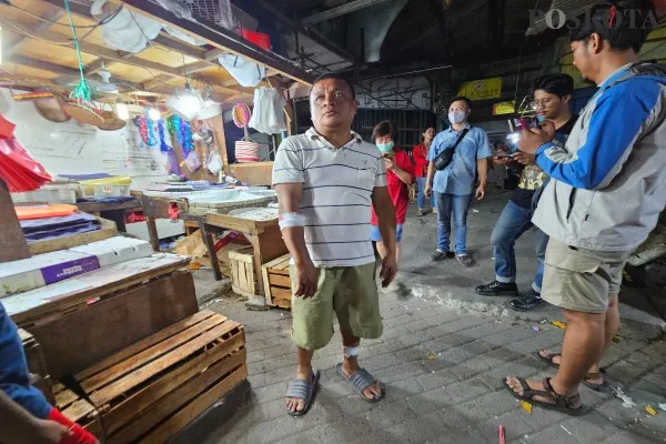 Pedagang Pasar Kutabumi Tangerang yang terluka akibat aksi penjarahan ratusan orang. Foto: Poskota.co.id/Veronica.