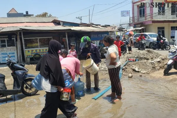 Warga Tarumajaya Bekasi kesulitan air bersih usai PDAM mati, dan ambil dari pipa galian. Foto: Poskota.co.id/Ihsan Fahmi.