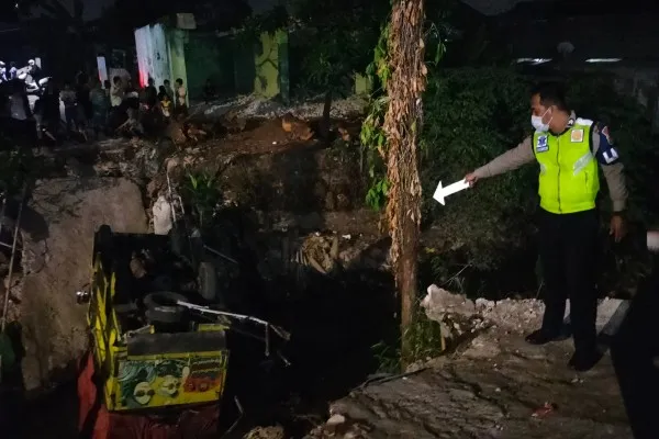 Truk angkut genteng terguling ke kali di Pitara Depok. Foto: Ist.