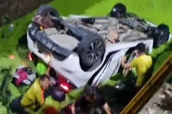 Honda Brio terjun ke parit. Foto: Ist