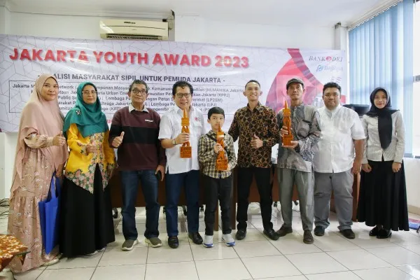 10 penerima penghargaan Jakarta Youth Award 2023. Foto: Ist.