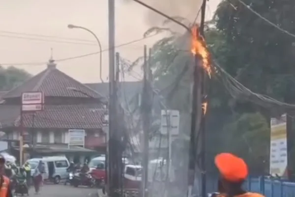 Kabel udara terbakar di depan Polsek Palmerah. Foto: Ist.