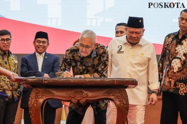 Wapres RI ke-VI Try Sutrisno Sampaikan tandatangan Maklumat Presidium Konstitusi. Foto: Poskota/Rizal Siregar.