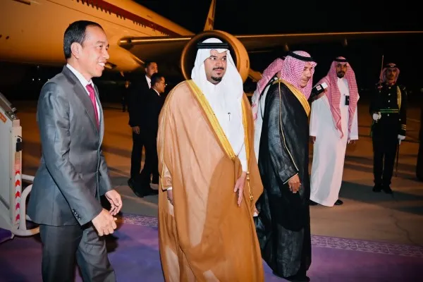 Presiden Joko 'Jokowi' Widodo dan rombongan tiba di Bandara Internasional King Khalid, Riyadh, Arab Saudi pada Sabtu, 11 November 2023. Foto: Ist.