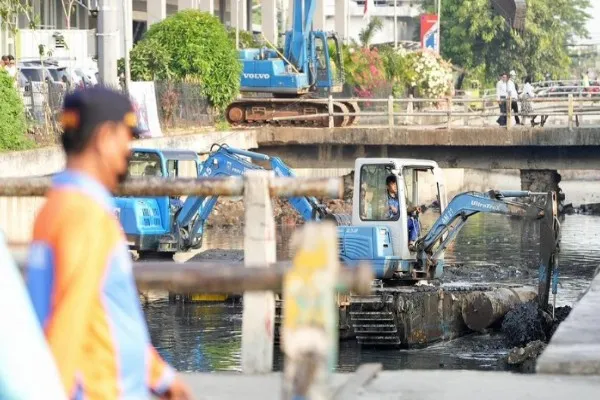 Cegah banjir jelang musim hujan, SDA Jakbar pastikan pompa berfungsi baik. Foto: Ist.