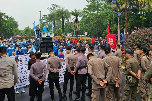 Buruh Tangerang kawal kenaikan sidang pleno kenaikan UMK. Foto: Poskota.co.id/Veronica.