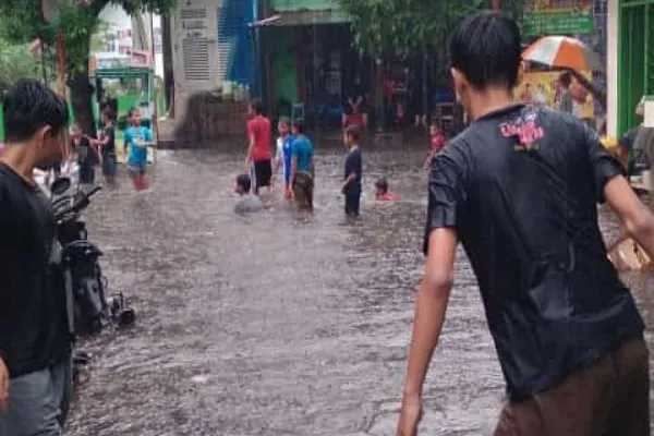 Banjir mengenangi kawasan Jalan Sasak II, Kebon Jeruk, Jakarta Barat. Foto: Ist.