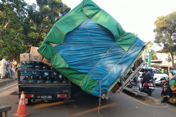 Truk terguling timpa mobil boks di Jalan Raya Bogor, Cimanggis. Foto: Ist.