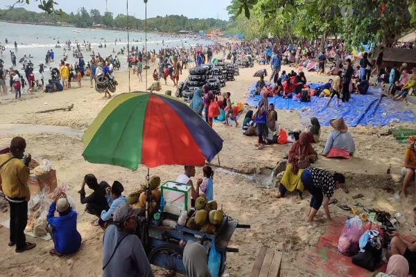 Ribuan wisatawan saat liburan di Pantai Carita, Pandeglang. (Foto: Poskota/Samsul Fatoni).