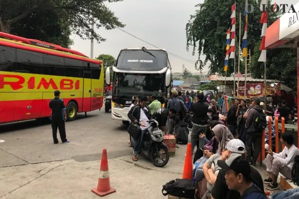 Para calon penumpang padati Terminal Kalideres jelang pergantian tahun. Foto: Poskota/Pandi.