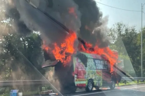 Mobil KONI Bekasi terbakar di Tol Cipularang, Purwakarta. Foto: Ist.