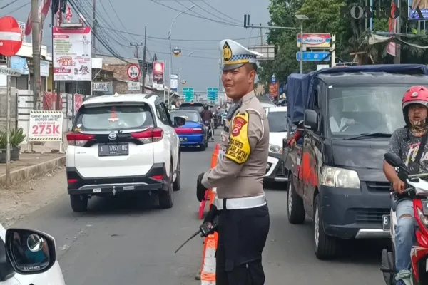 Anggota Satlantas Polres Pandeglang saat mengatur arus lalulintas. (Foto: Poskota/Samsul Fatoni).