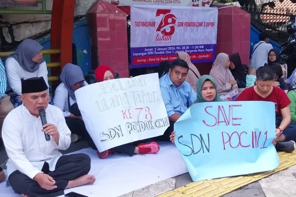 Para orang tua murid SDN Pondok Cina 1 melakukan tasyakuran. Foto: Ist.