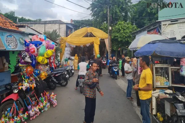 Tenda hajatan warga berdiri di jalan penghubung di Jakarta Barat. Foto: Poskota/Pandi.