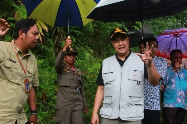 Pj Bupati Lebak dan Kepala BPBD saat meninjau lahan untuk relokasi warga terdampak bencana. (Foto: Ist).