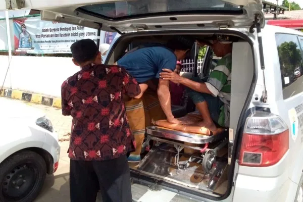 Penderita penyakit lumpuh di Lebak saat hendak dibawa ke RSUD Adjidarmo. (Foto: Ist).