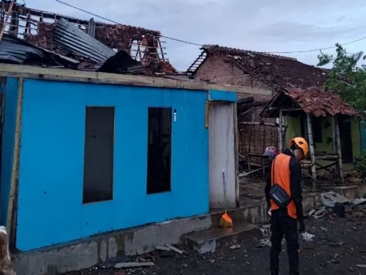 Angin kencang di Bondowoso akibatkan banyak rumah rusak. Foto: Ist.