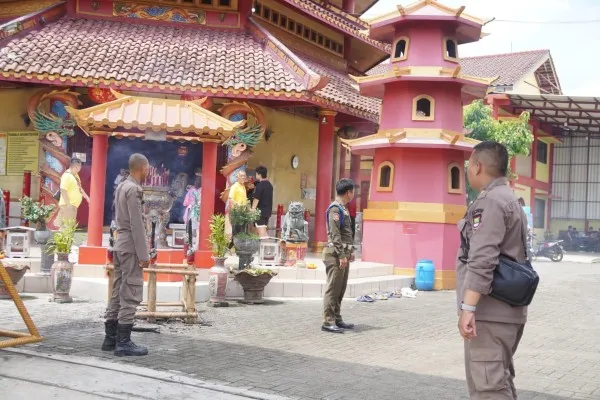 Satpol PP Kabupaten Tangerang jaga perayaan imlek. Foto: Ist.