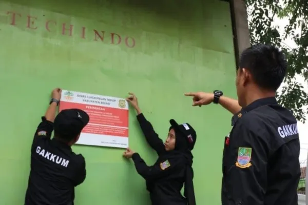 Penyegelan badan usaha warga di Cikarang Timur, oleh DLH Kabupaten Bekasi. (Foto: Ist)