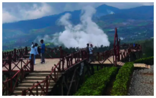 Para wisatawan sedang di jembatan kayu Wayang Windu Panenjoan (Instagram/@wayangwindupanenjoan)