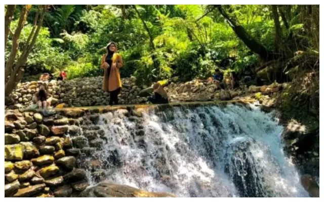 Seseorang sedang berfoto di Lembah Tepus Bogor (Instagram/@lembahtepus)