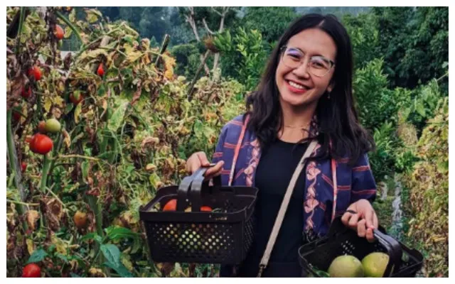 Seseorang sedang memetik buah jeruk di Kebun Jeruk Eptilu Garut (Instagram/@eptilu.id)